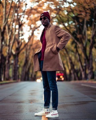 С чем носить темно-красную шапку с принтом мужчине