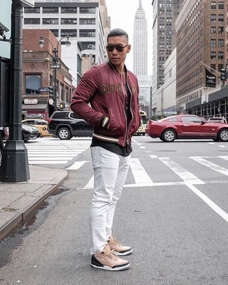 Как носить темно-красный бомбер с принтом с белыми джинсами мужчине