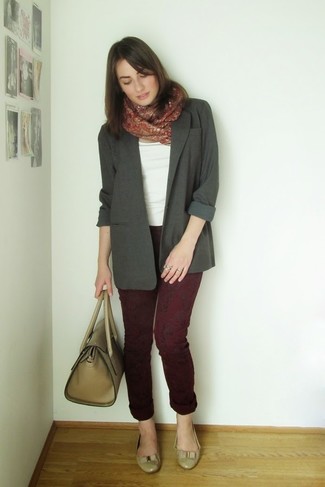 С чем носить темно-красные брюки с принтом женщине