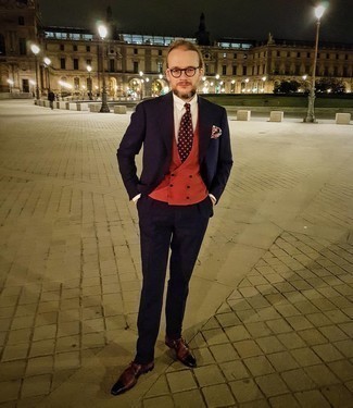 С чем носить темно-красный нагрудный платок с принтом