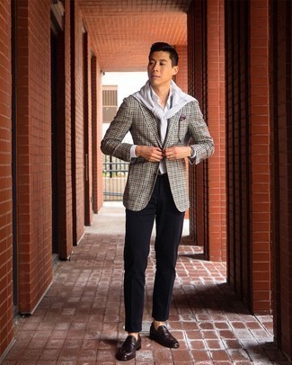 С чем носить темно-красный нагрудный платок с принтом