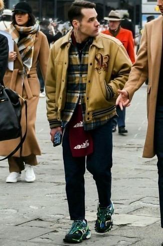 С чем носить темно-красный шарф с принтом мужчине