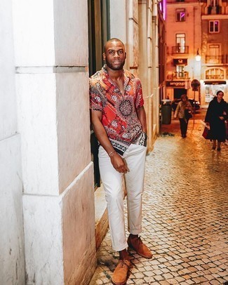 С чем носить темно-красную рубашку с принтом мужчине