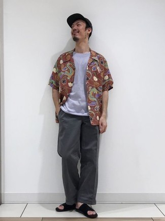 С чем носить темно-красную рубашку с принтом мужчине