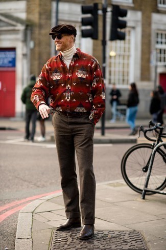 С чем носить темно-красную рубашку с принтом мужчине
