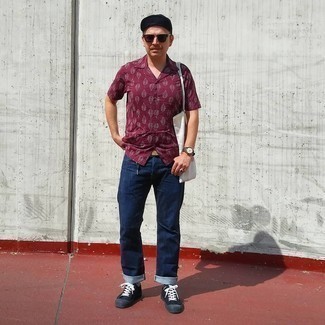 С чем носить темно-красную рубашку с принтом мужчине