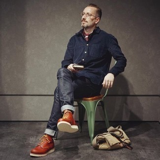 С чем носить темно-красный шелковый шарф с принтом мужчине