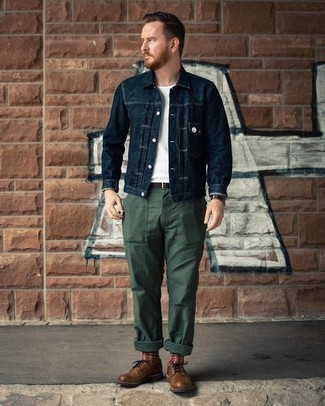 С чем носить темно-красные носки с принтом мужчине