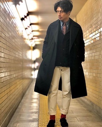 С чем носить темно-красные носки с принтом мужчине