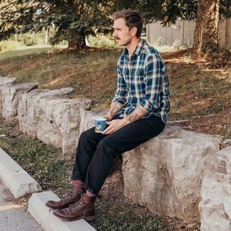 С чем носить темно-красные носки с принтом мужчине