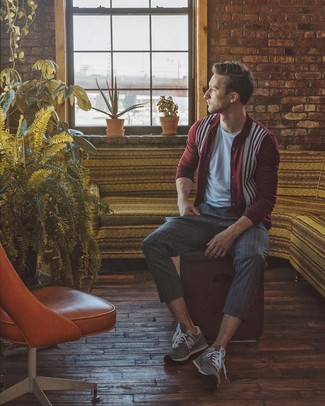 С чем носить темно-красный свитер с принтом мужчине