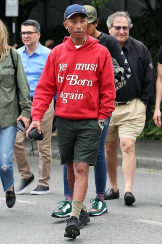 С чем носить темно-красный свитер с принтом мужчине