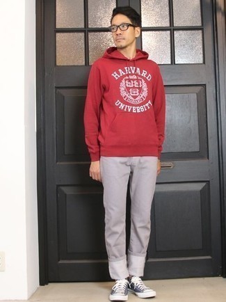 С чем носить темно-красный свитер с принтом мужчине