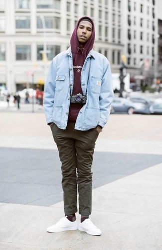 С чем носить темно-красный свитер с принтом мужчине