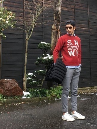 С чем носить темно-красный свитер с принтом мужчине