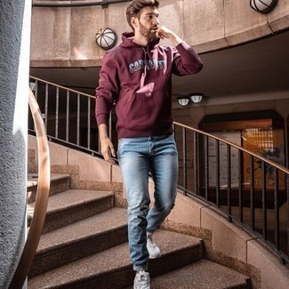 С чем носить темно-красный свитер с принтом мужчине