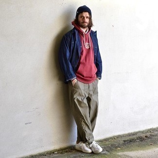 С чем носить темно-красный свитер с принтом мужчине