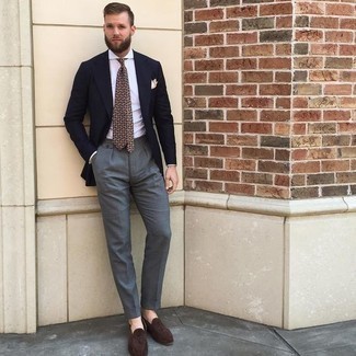 С чем носить темно-красный галстук с принтом мужчине