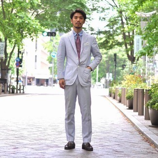 С чем носить темно-красный галстук с принтом мужчине