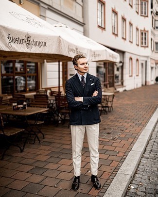 С чем носить темно-красный галстук с принтом мужчине