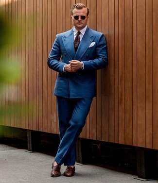 С чем носить темно-красный галстук с принтом мужчине