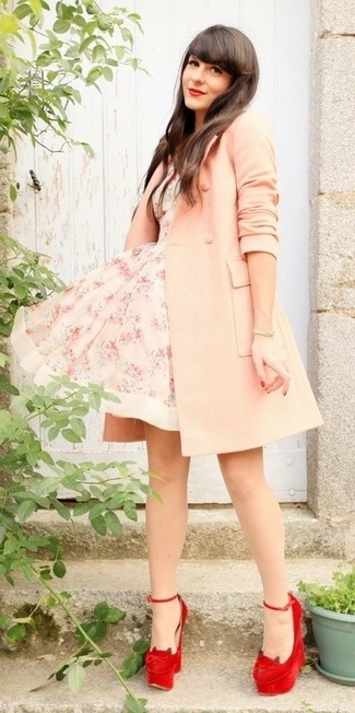 Какое пальто носить с темно-красными туфлями