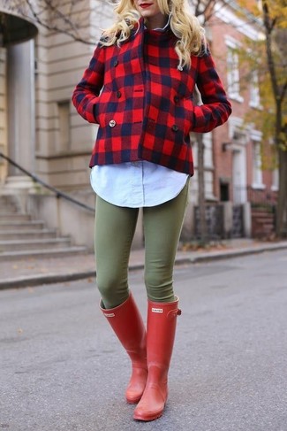 С чем носить темно-красные резиновые сапоги женщине