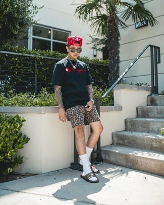 С чем носить темно-красные сандалии мужчине