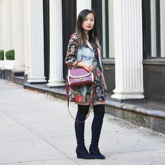 С чем носить темно-красную сумку-саквояж