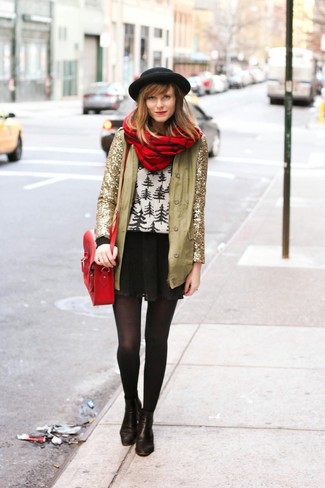 С чем носить темно-красную сумку-саквояж