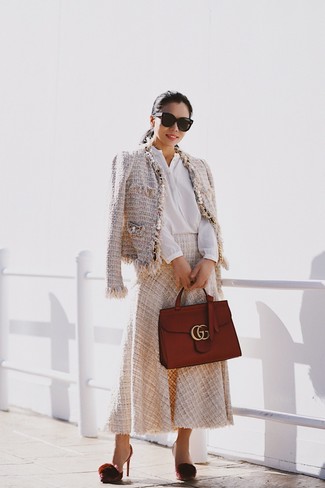 С чем носить темно-красную сумку-саквояж