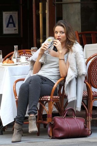 С чем носить темно-красную сумку-саквояж