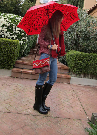 С чем носить темно-красный шарф женщине