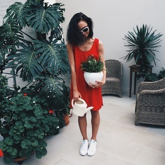 С чем носить темно-красное платье прямого кроя