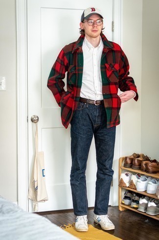 Какие джинсы носить с темно-красной курткой-рубашкой мужчине