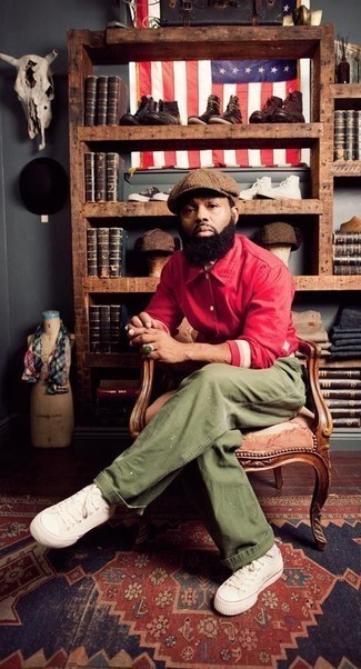 С чем носить темно-красную куртку-рубашку мужчине