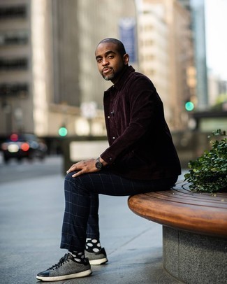 С чем носить темно-красную куртку-рубашку мужчине