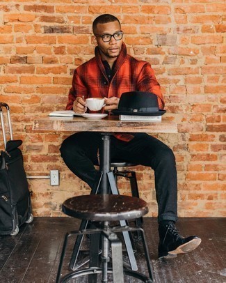 С чем носить темно-красную куртку-рубашку мужчине