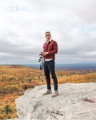 С чем носить темно-красную куртку-рубашку мужчине