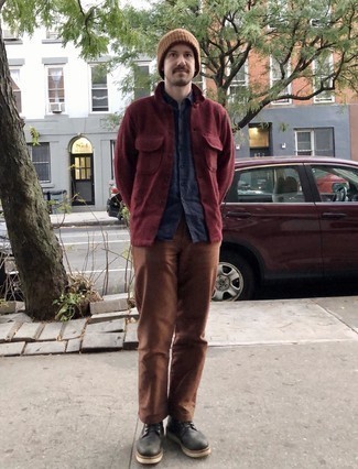 С чем носить темно-красную куртку-рубашку мужчине