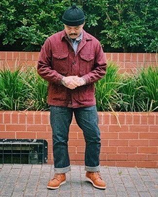 С чем носить темно-красную куртку-рубашку мужчине