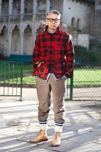 С чем носить темно-красную куртку-рубашку мужчине