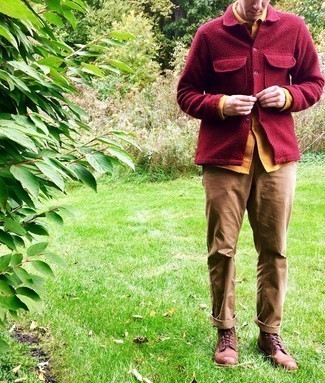 С чем носить темно-красную куртку-рубашку мужчине