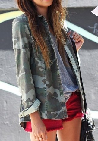 С чем носить темно-красные шорты женщине