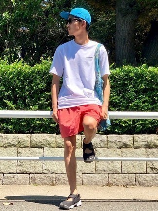 С чем носить темно-красные шорты мужчине