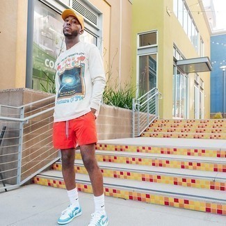 С чем носить темно-красные шорты мужчине