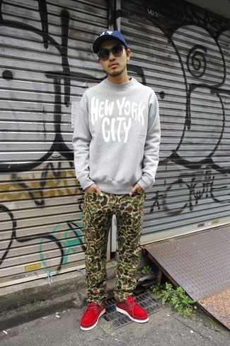 С чем носить темно-красные замшевые ботинки дезерты