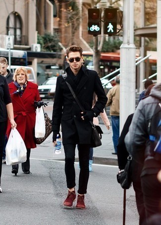 С чем носить темно-красные замшевые ботинки дезерты