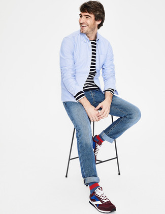 С чем носить темно-красные замшевые кеды мужчине