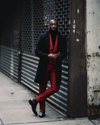 Как носить темно-красный костюм с темно-синим длинным пальто